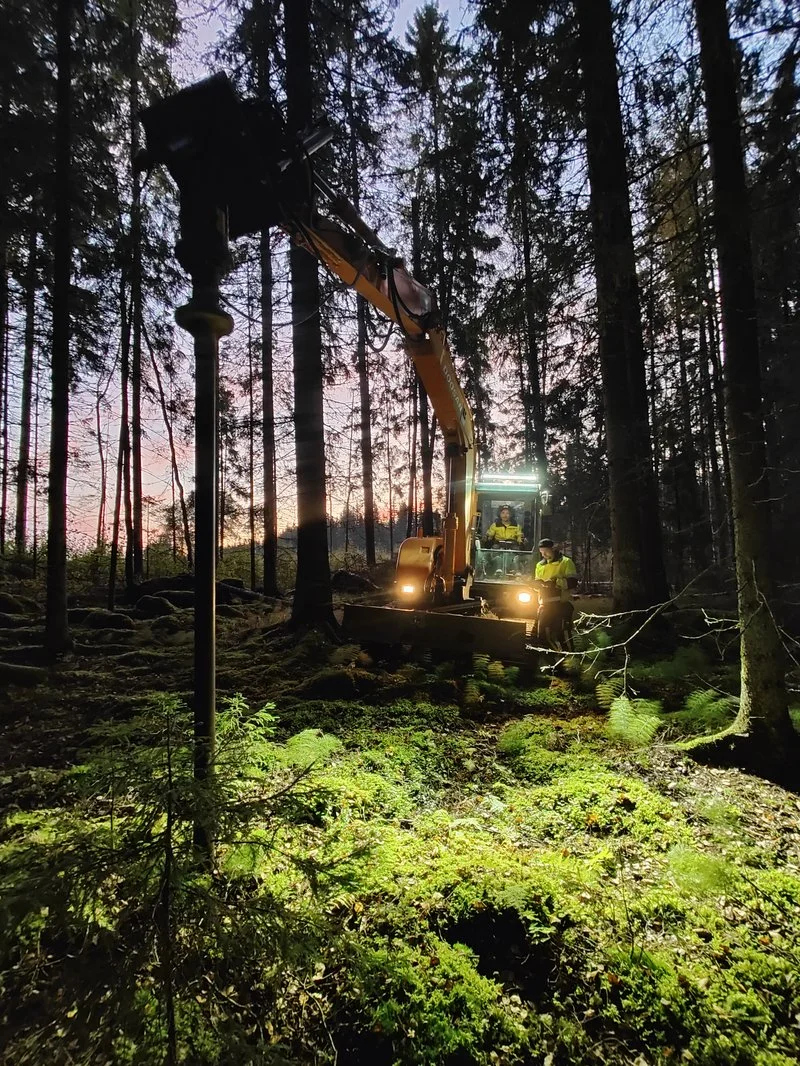 Instalación de pilotes helicoidales en un bosque