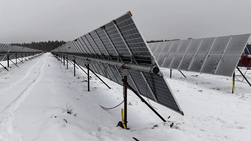 Cimentaciones de pilotes helicoidales para parques solares