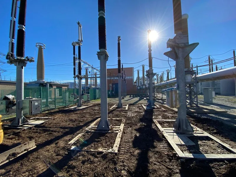 Estación de recarga de VE sobre cimentación con pilote helicoidal
