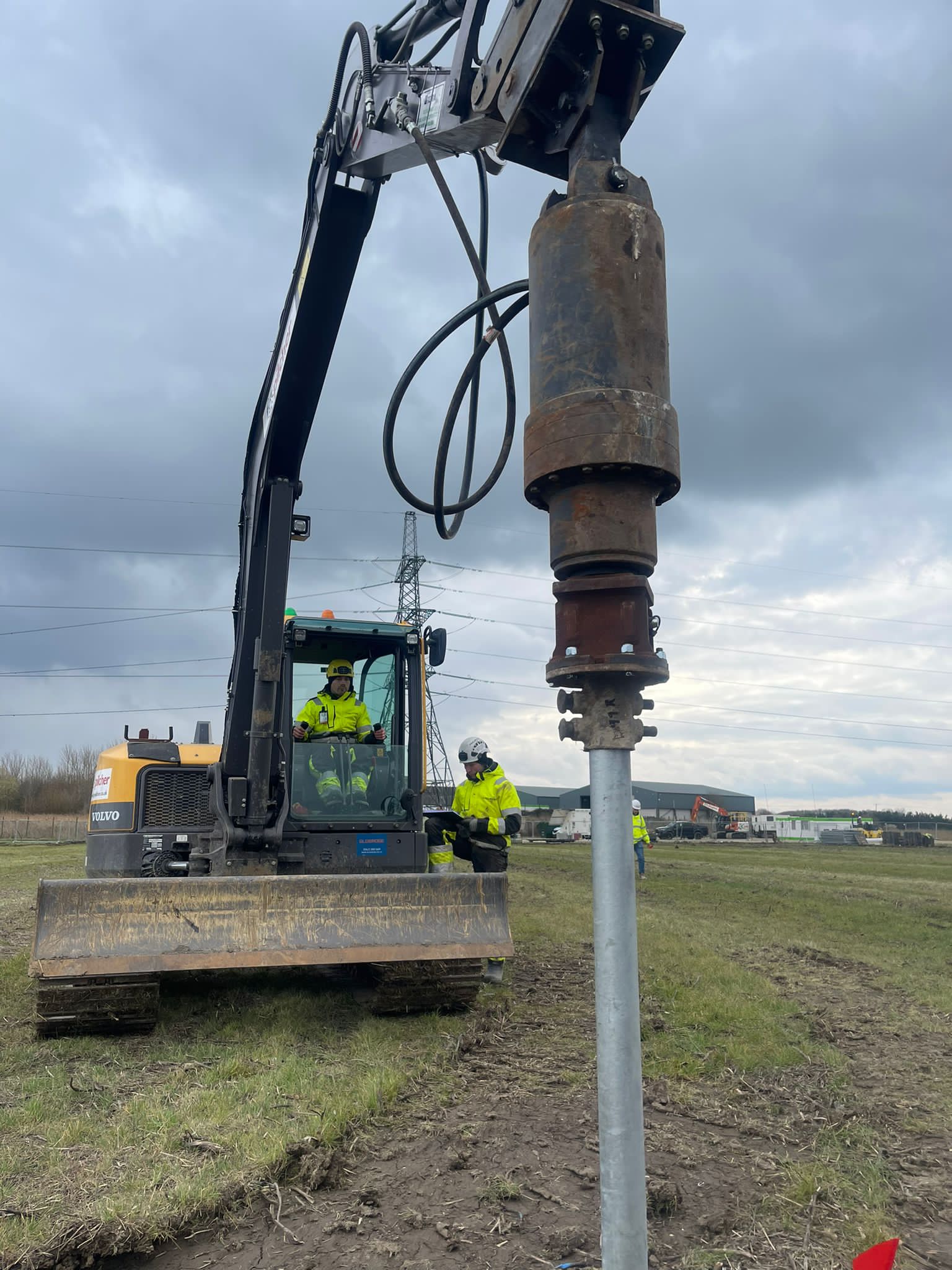 Instalación de pilote helicoidal en terreno exigente