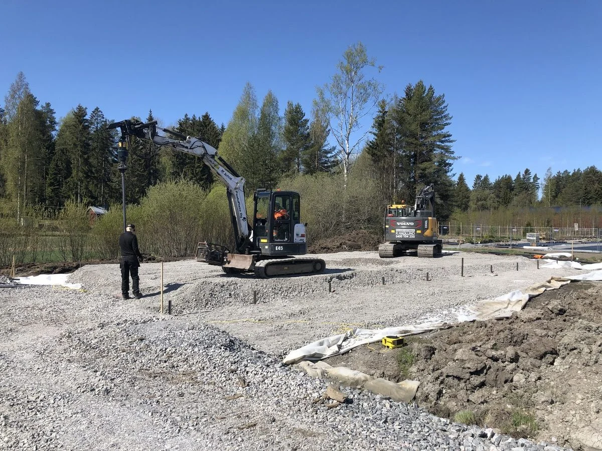 Cimentación con pilotes helicoidales para complejo de invernaderos en Cassandras Tr&auml;dg&aring;rd, Porvoo