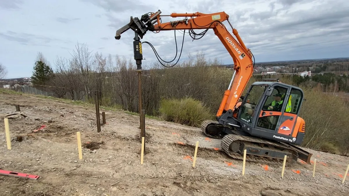 Excavadora instalando pilotes helicoidales en una ladera pronunciada para las escaleras deportivas de Jätemäki, Helsinki