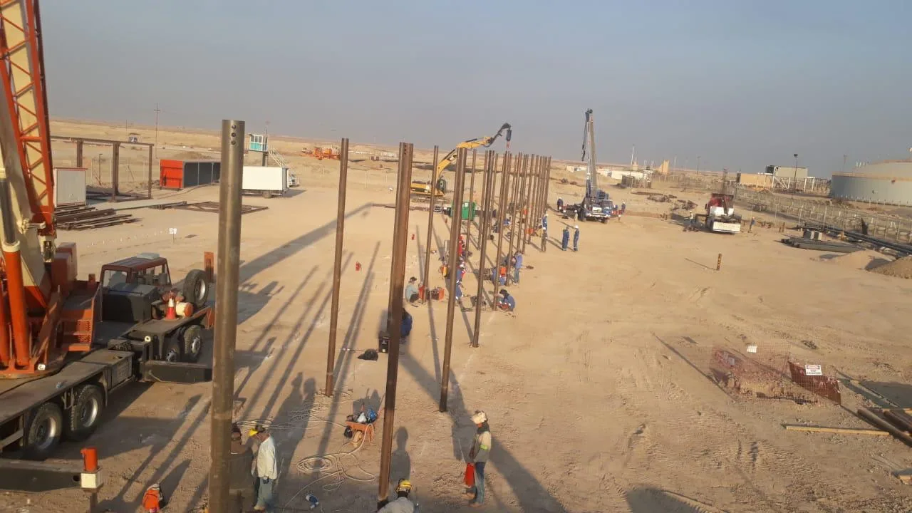 Filas de pilotes helicoidales instalados para soportes de oleoducto, Basora, Irak