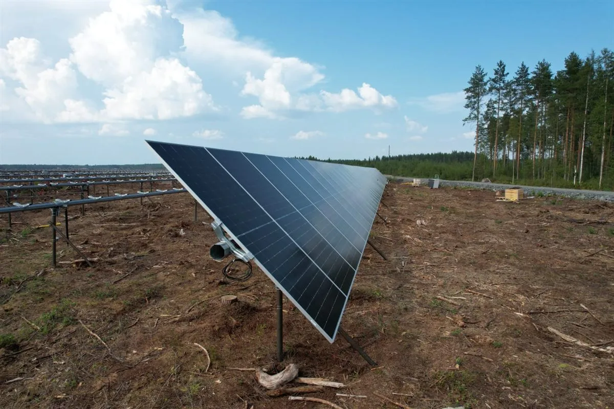 Paneles solares terminados sobre cimentaciones con pilotes helicoidales