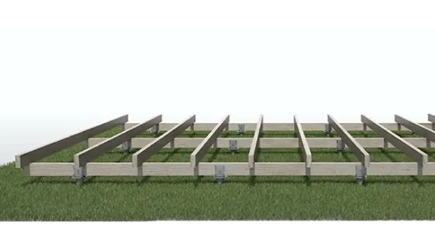 Entramado de madera completado sobre cimentación de pilotes HELIX