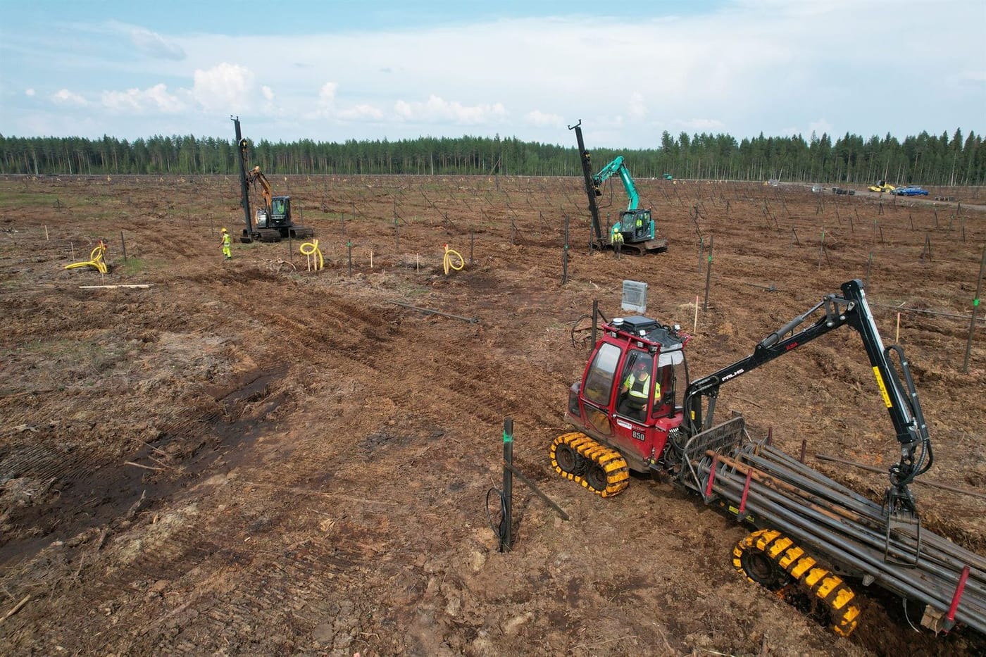 Instalación de pilotes helicoidales en el parque solar Hallanvahti