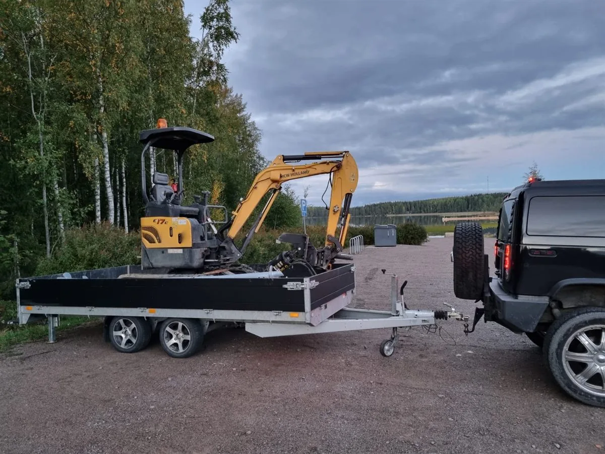 Miniexcavadora con equipo de pilotaje helicoidal sobre remolque en alquiler
