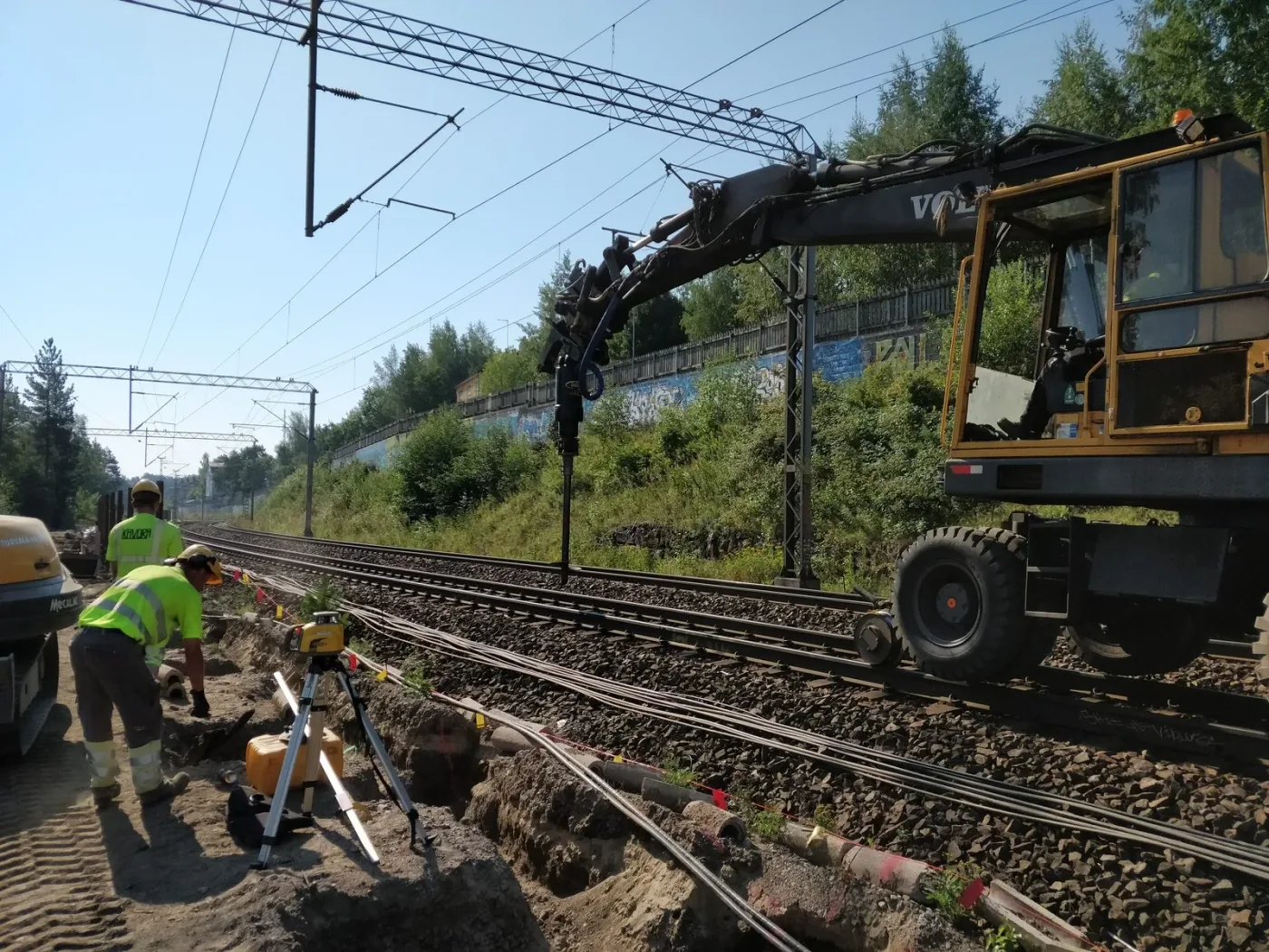 Instalación de pilotes para barrera acústica ferroviaria en Tampere